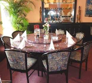 Gemeinsames Essen am runden Tisch!