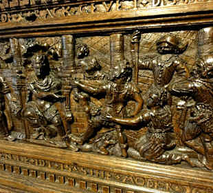 Schnitzereien am Schrank