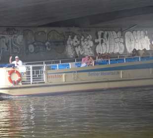 Auch Arbeitsschiffe fahren auf der Spree