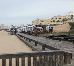 Holzsteg zu den Restaurants