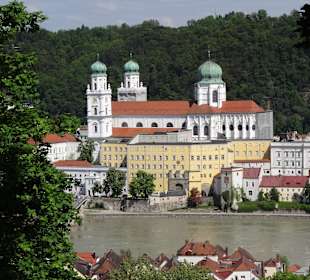 Dom zu Passau von der anderen Seite des Inn