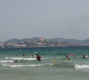 Playa den Bossa mit Blick auf die Burg in Eivissa