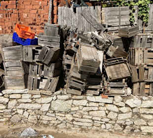 Gestapelte Holzkisten