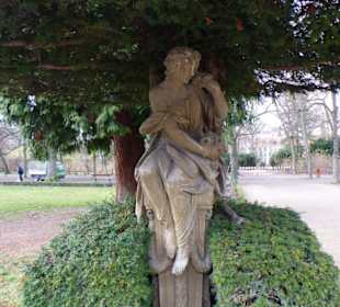 Steinskulptur unter der Eibe