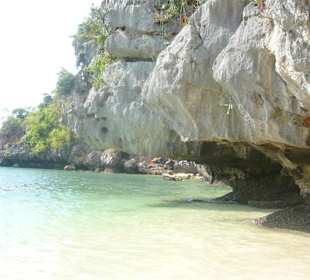 Pranang Cave Beach hinten links, bei Ebbe
