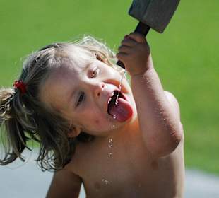 Kind beim Wasser trinken