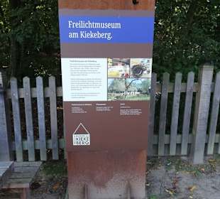 Infotafel vor dem Eingang zum Freilichtmuseum 