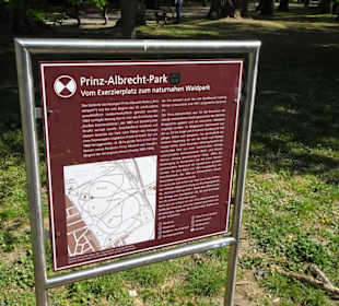 Infotafel am Eingang zum Prinz-Albrecht-Park