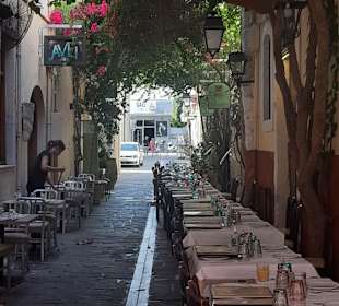 In jeder Gasse viele kleine Tavernen