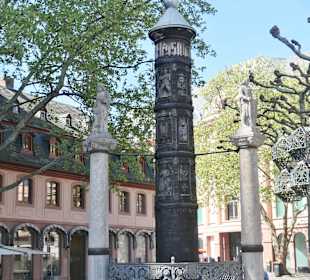 Die Nagelsäule, östlich vom Dom am Liebfrauenplatz