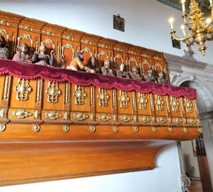 Jesus mit Jüngern im Kirchenschiff