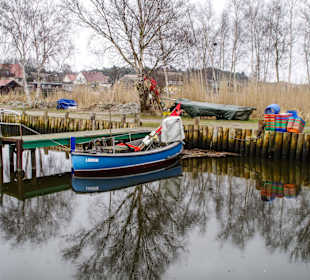Fischerboote am Achterwasser in Loddin