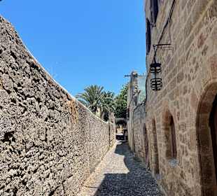 Stadtmauer mit Gasse