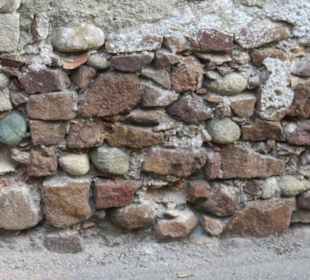 Jahrhundertealte Hausmauer