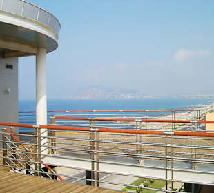 Blick von der Liftplattform zur Burg