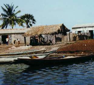 Bootsanlegestelle in einem Dorf in Senegal