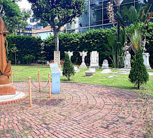 Friedhof hinter der Kirche
