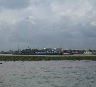 Blick auf die Schiffe vom Boot aus