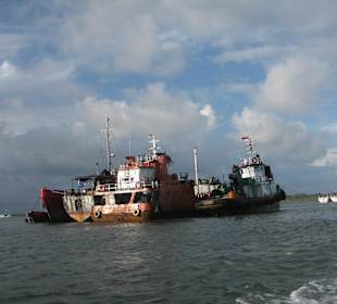 Schiffe weit vor dem Hafen--Ebbe