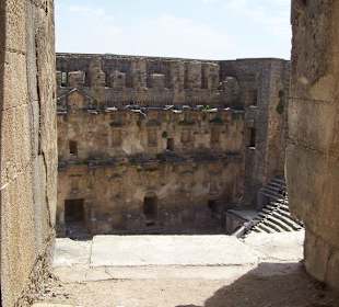Blick von oben aus einem "Fenster" ins innere
