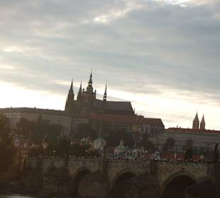 Blick auf die Brücke in der Dämmerung
