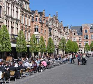 Studenten in Straßencafés