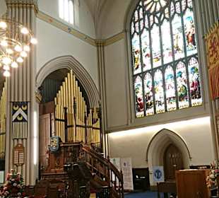 Kleine Orgel mit Kanzel