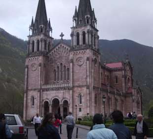 Fachada de la basílica de covadonga