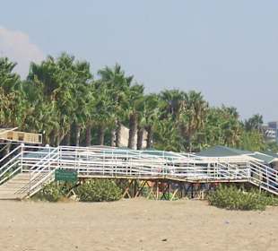Verbindungsbrücke zu beiden Strandabschnitten