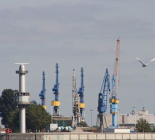 Kräne am Hafen