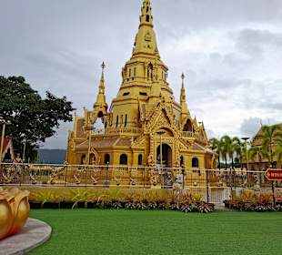 Tempel mit goldenen Buddha 