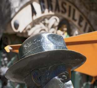 Dichter Fernando Pessoa sitzt zwischen den Gästen