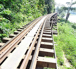 Zu Fuß über das Tham-Krasae-Viadukt
