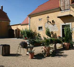 Gutshof von Schloß Lomnitz mit Blick zur Schmiede