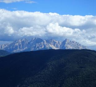 Blick aus der Gondel auf die Dolomiten