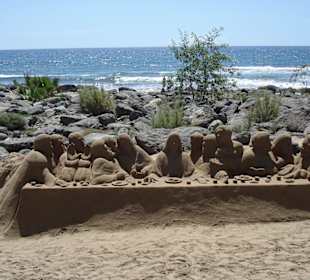 Sandfiguren am Strand