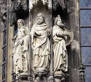Statuen an der Fassade des Aachener Doms
