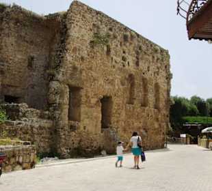 An den Restmauern entlang