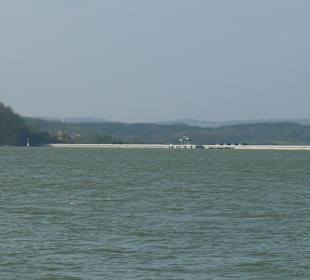 Widok z kajaku na zaporę w Solinie