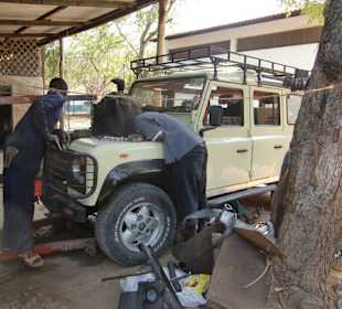 Hier wird ein Motor gewechselt