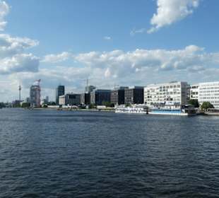 Blick von der Oberbaumbrücke auf die Spree