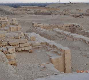 Nekropole von Sakkara mit Djoser- und Gizeh-Pyramiden