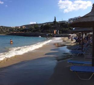 Strand von Ammoudara mit kostenlosen Liegen