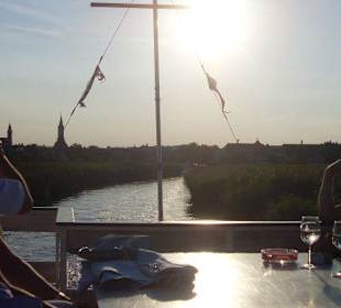 Fahrt zwischen dem Schilf auf Kanälen