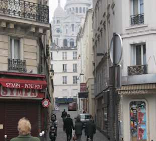 Вдали - монмартр