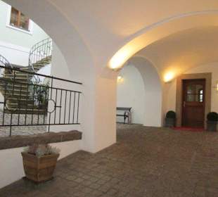 Mala Strana, ***** Golden Well