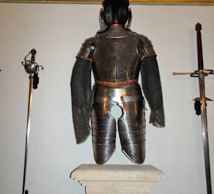 Rüstungen und Waffen in der Burg Rabenstein