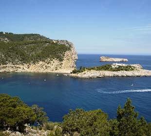 Blick vom Eingang der Höhle über die Bucht