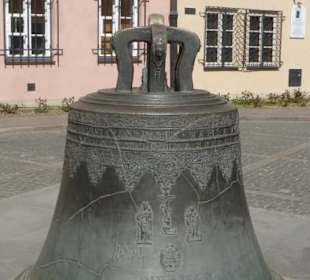 Alte Glocke hinter der Johanneskathedrale
