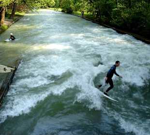 Surfer auf dem Eisbach im Englischen Garten